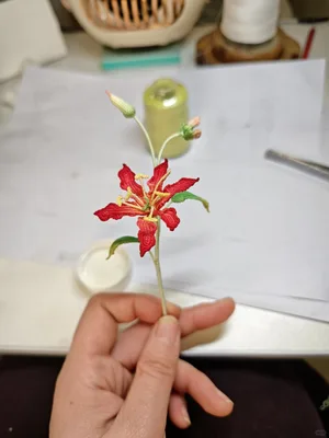 Micro-crochet Gloriosa Lily