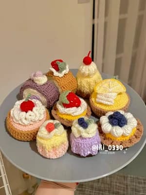 Mini Cake and Tart Charms — free crochet pattern